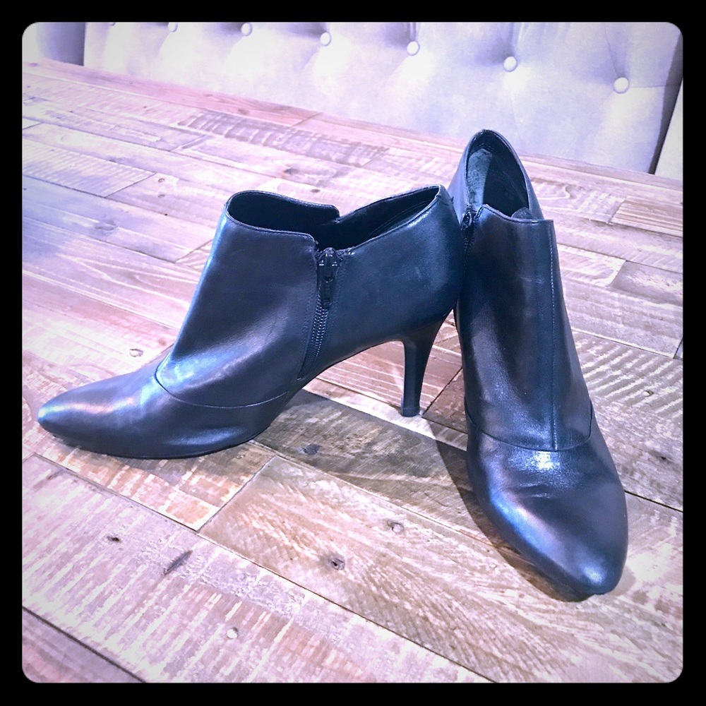 Nine West Leather Heeled Bootie 8M